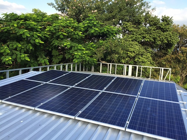 solární panely na střeše domu